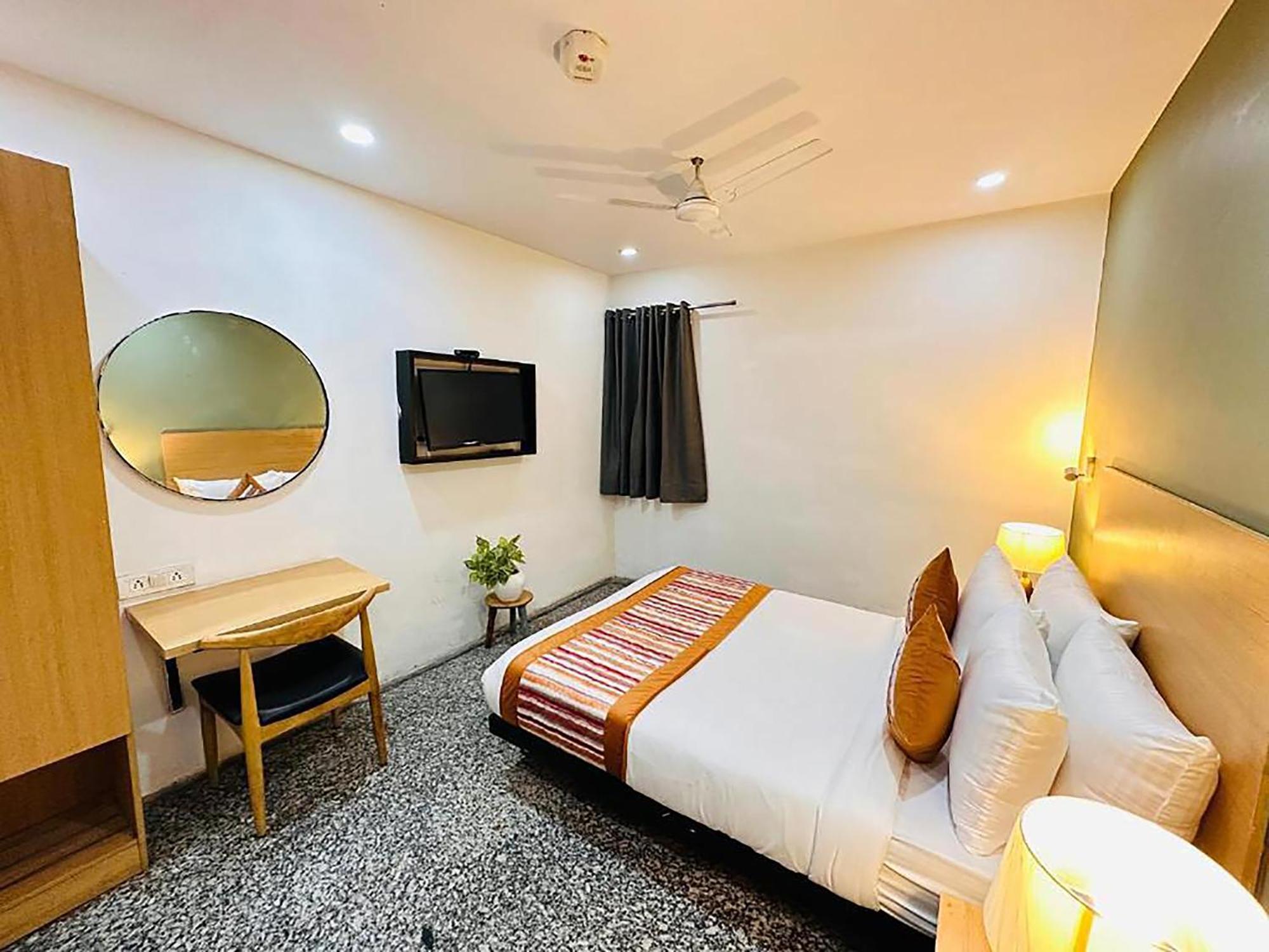 Hotel Golden Saffron By Qotel-Punjabi Bagh Neu-Delhi Exterior foto